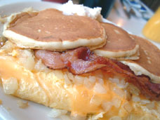 Pancake Pantry(Nashville)にて、ベーコンチーズオムレツ