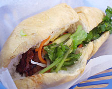 ベトナム飯屋で、バーベキューポークサンドイッチ