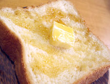 自家製パンに、バターとはちみつたっぷりかけて