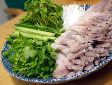 塩漬け豚バラ肉を茹でて、野菜と共に