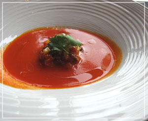 マンダリンオリエンタル「K'shiki」にて、赤ピーマンのスープとカポナータ