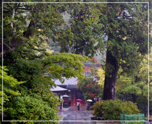 雨の中をてくてく歩いて「中禅寺」まで