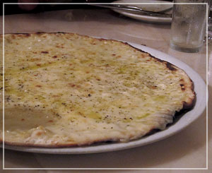 代々木「IL PENTITO」にて、カチョペペ。こちらはペコリーノ・ロマーノのピッツァ