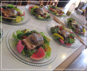 田中玉緒さんのお料理教室にて、ずらりと並ぶメインディッシュのお皿♪これから食卓に並べます。