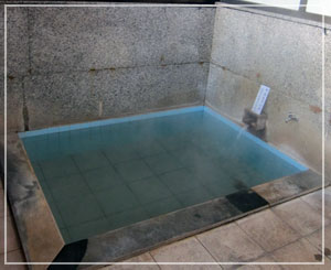 渋温泉の外湯「三番湯」はこんな感じ。４人入ればかなり窮屈、という狭さ。