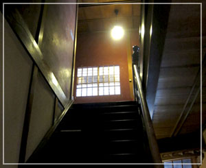 渋温泉「臨仙閣」、１階階段から２階を臨む
