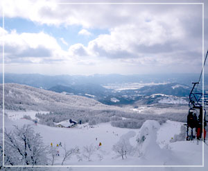 蔵王温泉スキー場。昼頃までは雲がありながらもこの見晴らしの良さ。