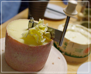 だんなのお土産、テート・ド・モアンヌ、しょりしょり削って食べるチーズ。