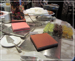 グランドハイアット東京「THE FRENCH KITCHEN」にて、ブッフェ台のデザートコーナー、ムース系のケーキが綺麗
