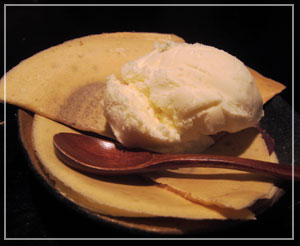 千葉中央「凸八」にて、デザートのあんこ巻アイスのせ。