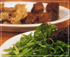 新宿「台南担仔麺」にて、香菜と筍干。筍干、旨いのよこれが〜！