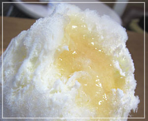 白桃みるくは、みるく氷に別添で白桃シロップがついてくるのです