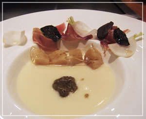 帝国ホテル「嘉門」にて、スープの前菜は黒トリュフの香り