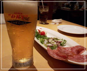 千葉「ベッラベーラ」にて、エキストラコールド飲み飲み、前菜盛り合わせ。