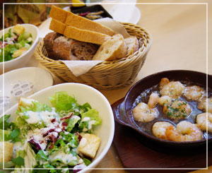 有楽町「神戸屋ダイニング」にて、サラダとかパンとかいろいろー