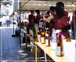 「秋空日本酒BAR」にて。すてきな日本酒がずらーり。