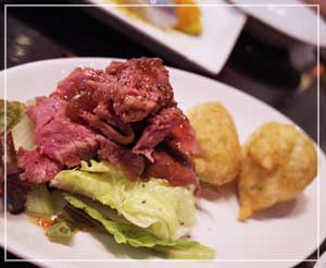 赤坂「CAFE&WINE OSCAR」にて、前菜がローストビーフだ!豪華だ!