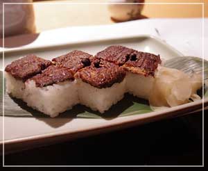 千葉そごう内「美濃吉」にて、シメは鰻寿司で。