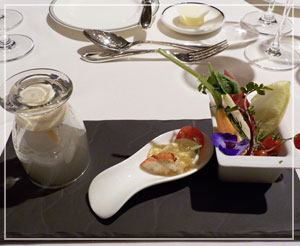 「パレスホテル東京」のニューイヤーオーケストラディナー。前菜に瞬間燻製が。