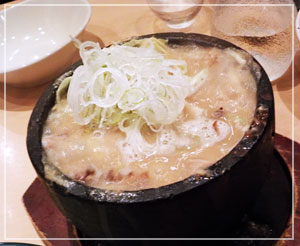 津田沼「きんちゃん家」にて、かなり好みな感じのもつ煮込み。豆腐も入ってます。