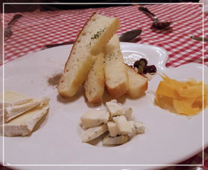 津田沼「chez Como」にて、ワインが残ったので、ちらっとチーズも。