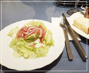 「神戸屋レストラン」にて、バースデー特典セットのサラダの上には生ハムが。