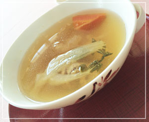 日本橋「SENSE」にて、繊細な味のスープ。野菜たっぷり。