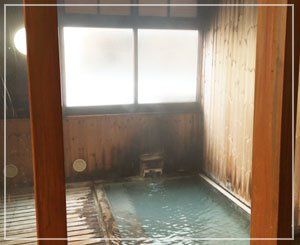 蔵王温泉「下湯共同浴場」内部。良い感じに古びております♪