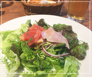 津田沼「GILIOLA」にて。前菜サラダも豪華な感じ♪