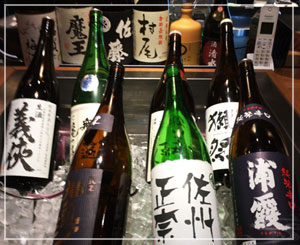 日本酒は自分で眺めて選びます。知ってるお酒も、知らないお酒も。