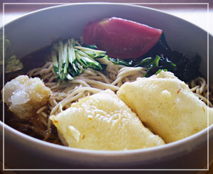 地元の蕎麦屋の「冷やし揚げもちおろしそば」。揚げもち!おいしー!