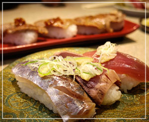 「平禄寿司」にて、三貫握りセットとか、牛炙り寿司とか。