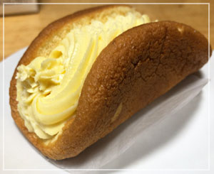 見た目普通のカスタードクリームオムレツだけど、ものすごくバターでした……！