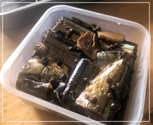 常備菜の秋刀魚の有馬煮。自家製の実山椒の醤油漬を入れて。