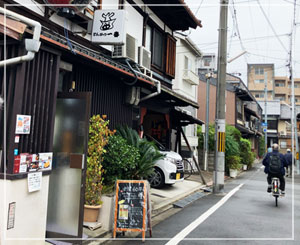 京都水族館から徒歩３分ほど。驚きの大人気店でした。