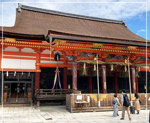 前の通りは幾度も通っていたけどお参りは初めて、八坂神社。