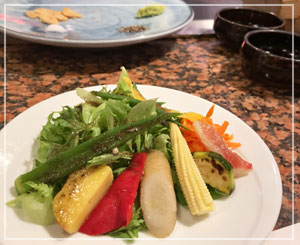 野菜もたくさんいただける鉄板焼きでした。サラダも素敵！