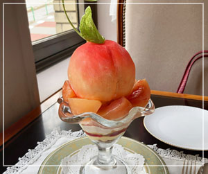 今月のパフェ活は、この華やかな桃パフェを！