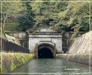 第一トンネル東口の洞門。伊藤博文の揮毫による「気象萬千」の扁額が。