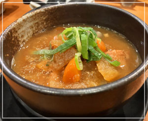 鶏煮込みも美味しかった……！これは来たなら絶対食べねばの味。