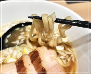 すっきり透明な煮干しだしスープに太麺というのが異色な組み合わせで