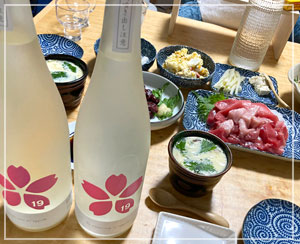 桜を並べて飲みつつの和風夕飯。