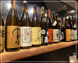 目の前にはずらりと焼酎ボトル。飲むしか!