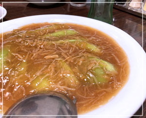 青梗菜の煮付けは、スープっぽく楽しめて。