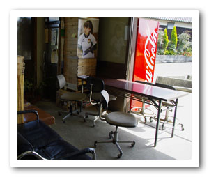 「谷川製麺所」の店頭風景。ここに座ってうどん食べます。