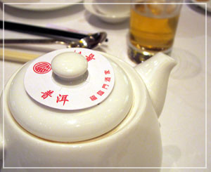 「福臨門」にて。このポットのお茶ラベルが可愛い。