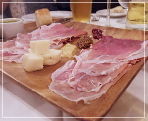 イタリアン「Il Lupino」の夕御飯。ハムやチーズ類から好みのものを盛って貰える前菜セットが良い感じ。