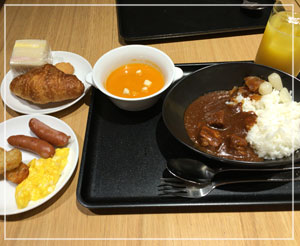 羽田空港 JALの「サクララウンジ」の朝御飯。カレーが美味しい！