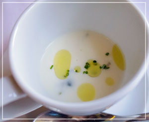 「麒麟菜」という高知の海藻がアクセントの、冷たい大根のスープ。