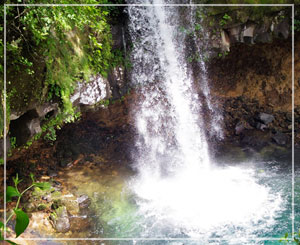 「飽海三名瀑」のひとつ、一の滝。想像以上の美しさ。